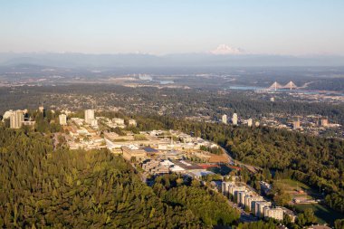 Bir canlı güneşli yaz gün batımı sırasında hava görünümünü Burnaby Dağı. Vancouver, Bc, Kanada içinde alınan.