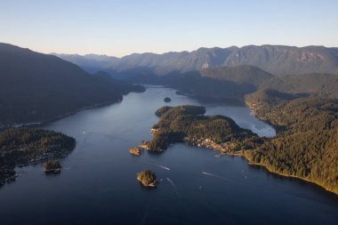 Bir canlı güneşli yaz akşam sırasında hava görünümünü derin koyu. Vancouver, Bc, Kanada içinde alınan.