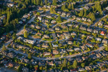 Havadan görünümü bir canlı güneşli yaz gün boyunca konut evler. North Vancouver, British Columbia, Kanada alınan.
