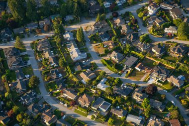 Havadan görünümü bir canlı güneşli yaz gün boyunca konut evler. North Vancouver, British Columbia, Kanada alınan.