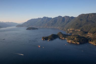 Horseshoe Bay Howe ses hava görünümünü bir güneşli yaz akşam sırasında. Batı Vancouver, Bc, Kanada içinde yer alan.