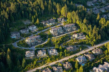 Büyük lüks havadan görünümü tepede bir canlı sırasında güneşli yaz günü adamım. Batı Vancouver, British Columbia, Kanada alınan.