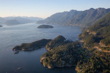 Horseshoe Bay Howe ses hava görünümünü bir güneşli yaz akşam sırasında. Batı Vancouver, Bc, Kanada içinde yer alan.