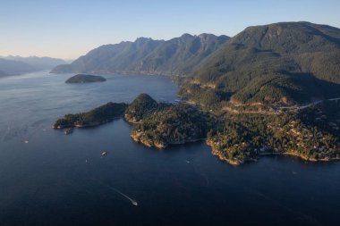 Horseshoe Bay Howe ses hava görünümünü bir güneşli yaz akşam sırasında. Batı Vancouver, Bc, Kanada içinde yer alan.