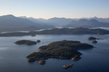 Güneşli yaz akşam sırasında hava görünümünü Howe ses kayalık adaların. Vancouver, Bc, Kanada bulunan.