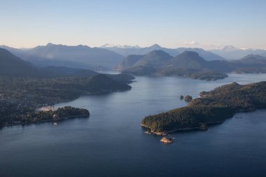 Bir canlı güneşli yaz gün boyunca hava görünümünü Gibson, Keats Adası ve Howe ses. Sunshine Coast Vancouver, Bc, Kanada kuzeybatısında yer alan.