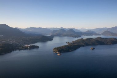 Bir canlı güneşli yaz gün boyunca hava görünümünü Gibson, Keats Adası ve Howe ses. Sunshine Coast Vancouver, Bc, Kanada kuzeybatısında yer alan.