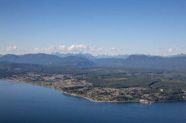 Powell River hava görünümünü bir güneşli yaz gün boyunca. Sunshine Coast, M.ö., Kanada'da bulunan.