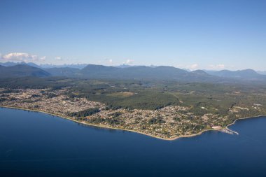 Powell River hava görünümünü bir güneşli yaz gün boyunca. Sunshine Coast, M.ö., Kanada'da bulunan.
