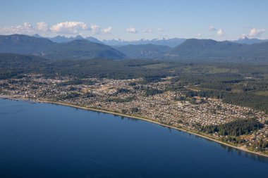 Powell River hava görünümünü bir güneşli yaz gün boyunca. Sunshine Coast, M.ö., Kanada'da bulunan.