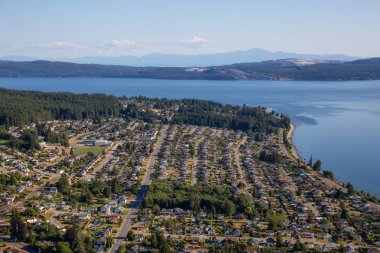 Powell River hava görünümünü bir güneşli yaz gün boyunca. Sunshine Coast, M.ö., Kanada'da bulunan.