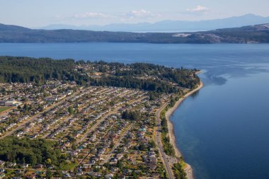 Powell River hava görünümünü bir güneşli yaz gün boyunca. Sunshine Coast, M.ö., Kanada'da bulunan.