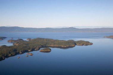 Güneşli yaz gün boyunca hava görünümünü Hardy Adası. Sunshine Coast, Bc, Kanada içinde alınan.