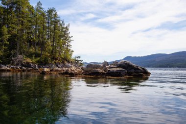 Bir canlı güneşli yaz gün boyunca güzel manzara resmi Sechelt giriş. Sunshine Coast, Bc, Kanada içinde alınan.