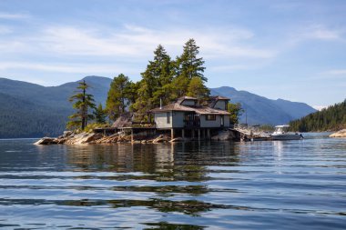 Rahat ev canlı güneşli yaz gün boyunca özel bir kayalık adada. Sechelt giriş, Sunshine Coast, Bc, Kanada alınan.
