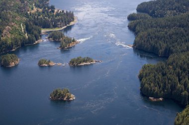 Skookumchuck daraltır hava görünümünü bir canlı güneşli yaz gün boyunca. Sunshine Coast, M.ö., Kanada'da bulunan.
