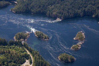Skookumchuck daraltır hava görünümünü bir canlı güneşli yaz gün boyunca. Sunshine Coast, M.ö., Kanada'da bulunan.