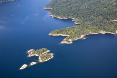 Güneşli yaz gün boyunca Sechelt giriş olarak kayalık adaların havadan görünümü. Sunshine Coast Vancouver, Bc, Kanada kuzeybatısında yer alan.