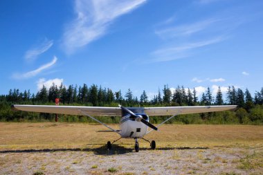 Sechelt Airport, Sunshine Coast, Bc, Kanada - 21 Temmuz 2018: Küçük tek motor uçak, Cessna 172, güneşli yaz gün boyunca çim üzerinde duruyor.