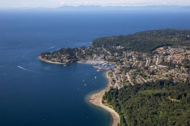 Gibsonlardan hava görünümünü bir güneşli yaz gün boyunca. Sunshine Coast Vancouver, Bc, Kanada kuzeybatısında yer alan