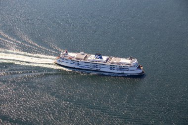 Howe ses, Vancouver, Bc, Kanada - 21 Temmuz 2018: M.ö. okyanusta bir canlı güneşli yaz gün boyunca seyahat feribot, havadan görünümü.