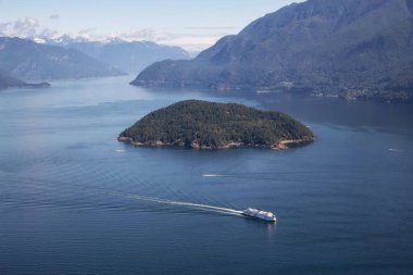 Howe ses, Vancouver, Bc, Kanada - 21 Temmuz 2018: M.ö. okyanusta bir canlı güneşli yaz gün boyunca seyahat feribot, havadan görünümü.