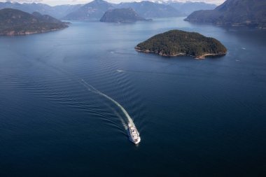 Howe ses, Vancouver, Bc, Kanada - 21 Temmuz 2018: M.ö. okyanusta bir canlı güneşli yaz gün boyunca seyahat feribot, havadan görünümü.