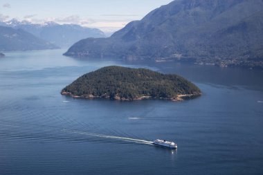 Güneşli bir yaz gününde Howe Sound 'da seyahat eden feribot görüntüsü. Vancouver 'ın Kuzeyi, BC, Kanada.