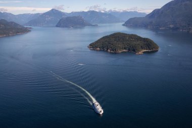 Güneşli bir yaz gününde Howe Sound 'da seyahat eden feribot görüntüsü. Vancouver 'ın Kuzeyi, BC, Kanada.