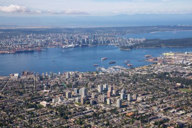 North Vancouver, Bc, şehir şehir içinde belgili tanımlık geçmiş ile havadan görünümü.
