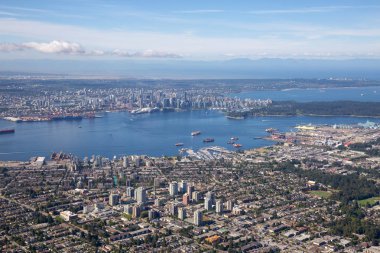 North Vancouver, Bc, şehir şehir içinde belgili tanımlık geçmiş ile havadan görünümü.