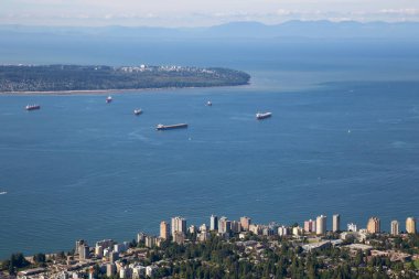 North Vancouver, Bc, şehir şehir içinde belgili tanımlık geçmiş ile havadan görünümü.