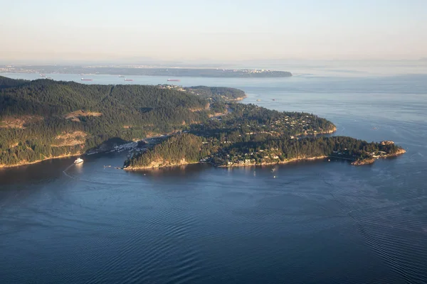 Horseshoe Bay Hava görünümünü bir güneşli yaz akşam sırasında. Howe ses, Batı Vancouver, Bc, Kanada alınan.