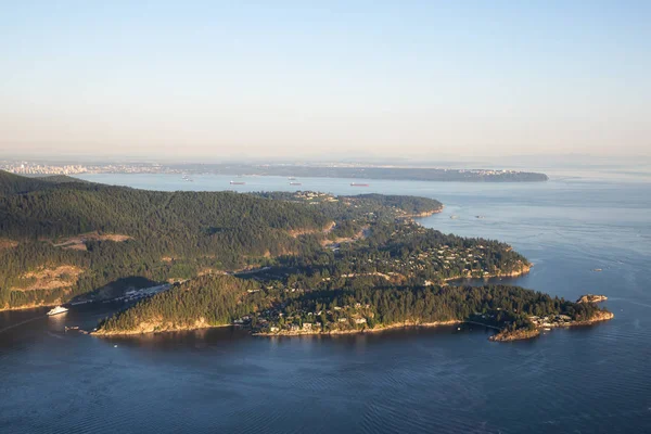 Horseshoe Bay Hava görünümünü bir güneşli yaz akşam sırasında. Howe ses, Batı Vancouver, Bc, Kanada alınan.