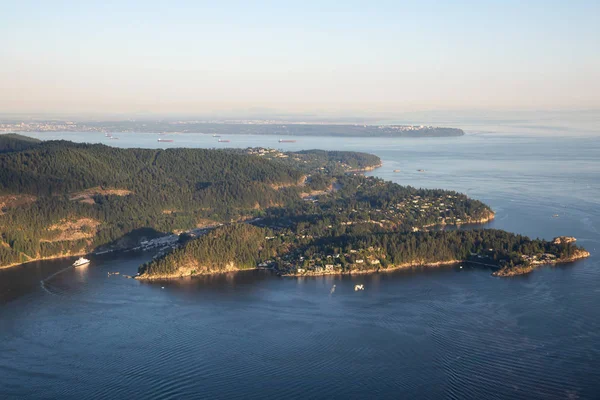 Horseshoe Bay Hava görünümünü bir güneşli yaz akşam sırasında. Howe ses, Batı Vancouver, Bc, Kanada alınan.