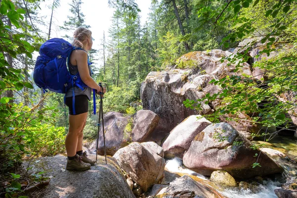 Äventyrlig Kvinna Vandring Vackra Kanadensiska Naturen Solig Sommardag Tagit Squamish — Stockfoto