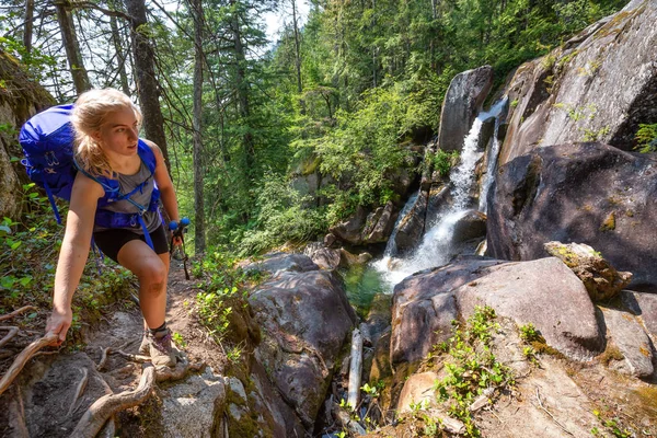 Maceracı kadın güneşli yaz gün boyunca güzel Kanada doğada yürüyüş. Squamish, Vancouver, Bc, Kanada kuzeyindeki alınan.