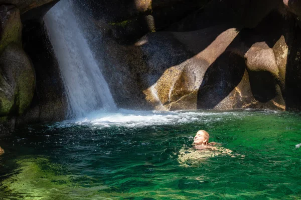 Kadının güzel Kanada Kanyon çalışan buzul nehirde yüzmek. Squamish, Vancouver, Bc, Kanada kuzeyindeki alınan.