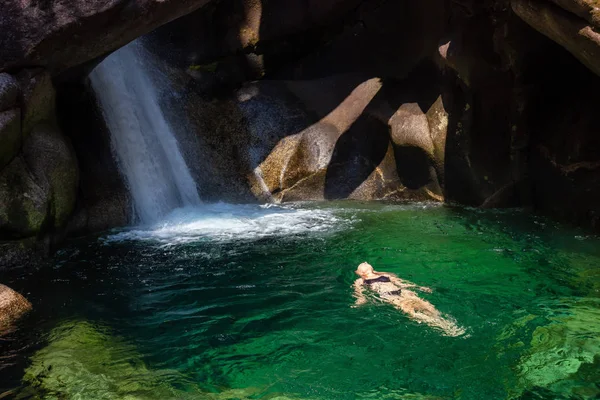 Kadının güzel Kanada Kanyon çalışan buzul nehirde yüzmek. Squamish, Vancouver, Bc, Kanada kuzeyindeki alınan.