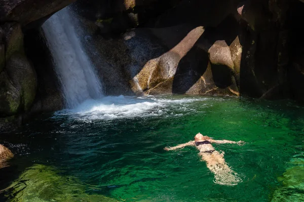 Kadının güzel Kanada Kanyon çalışan buzul nehirde yüzmek. Squamish, Vancouver, Bc, Kanada kuzeyindeki alınan.