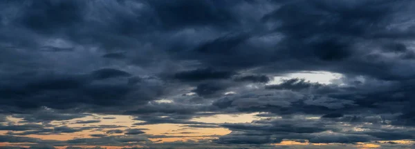 Поразительный Панорамный Облачный Пейзаж Время Яркого Летнего Заката Снято Британской — стоковое фото