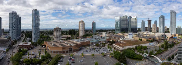 Metrotown, Burnaby, Vancouver, Bc, Kanada - 26 Haziran 2018: Havadan görünümü Metropolis alışveriş sırasında canlı yaz gün.