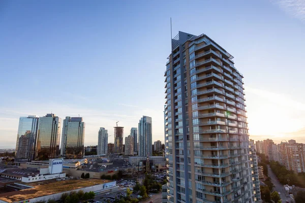 Metrotown, Burnaby, Vancouver, Bc, Kanada - 26 Haziran 2018: Bir canlı yaz gün batımı havadan görünümü Metropolis Alışveriş.