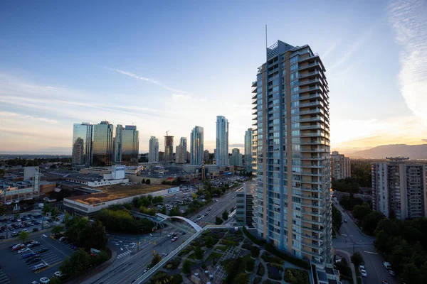 Metrotown, Burnaby, Vancouver, Bc, Kanada - 26 Haziran 2018: Bir canlı yaz gün batımı havadan görünümü Metropolis Alışveriş.