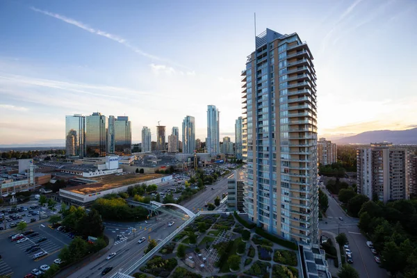 Metrotown, Burnaby, Vancouver, Bc, Kanada - 26 Haziran 2018: Bir canlı yaz gün batımı havadan görünümü Metropolis Alışveriş.