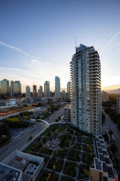 Metrotown, Burnaby, Vancouver, Bc, Kanada - 26 Haziran 2018: Bir canlı yaz gün batımı havadan görünümü Metropolis Alışveriş.