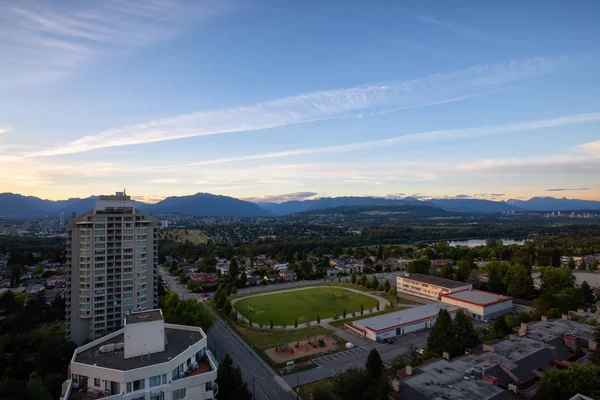 Bir canlı yaz gün batımı sırasında modern şehrin havadan görünümü. Burnaby, büyük Vancouver, Bc, Kanada alınan.