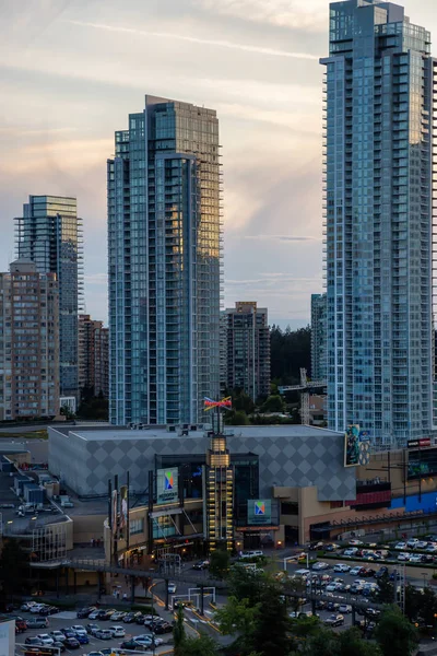 Metrotown, Burnaby, Vancouver, Bc, Kanada - 26 Haziran 2018: Bir canlı yaz gün batımı havadan görünümü Metropolis Alışveriş.