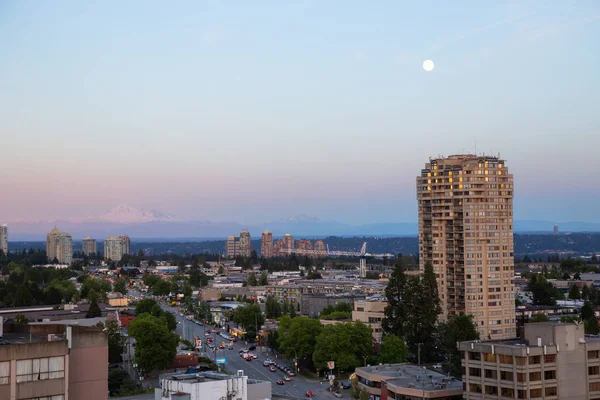 Burnaby, Vancouver, British Columbia, Kanada - 26 Haziran 2018: Hava görünümünü Cityscape Metrotown Mall yakınındaki bir canlı ve renkli yaz gün batımı sırasında.
