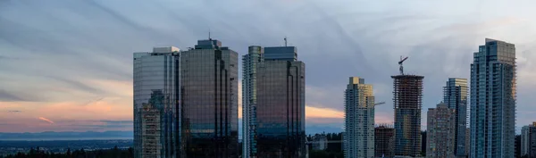 Luftaufnahme Von Geschäfts Und Wohngebäuden Während Eines Pulsierenden Sommersonnenuntergangs Der — Stockfoto